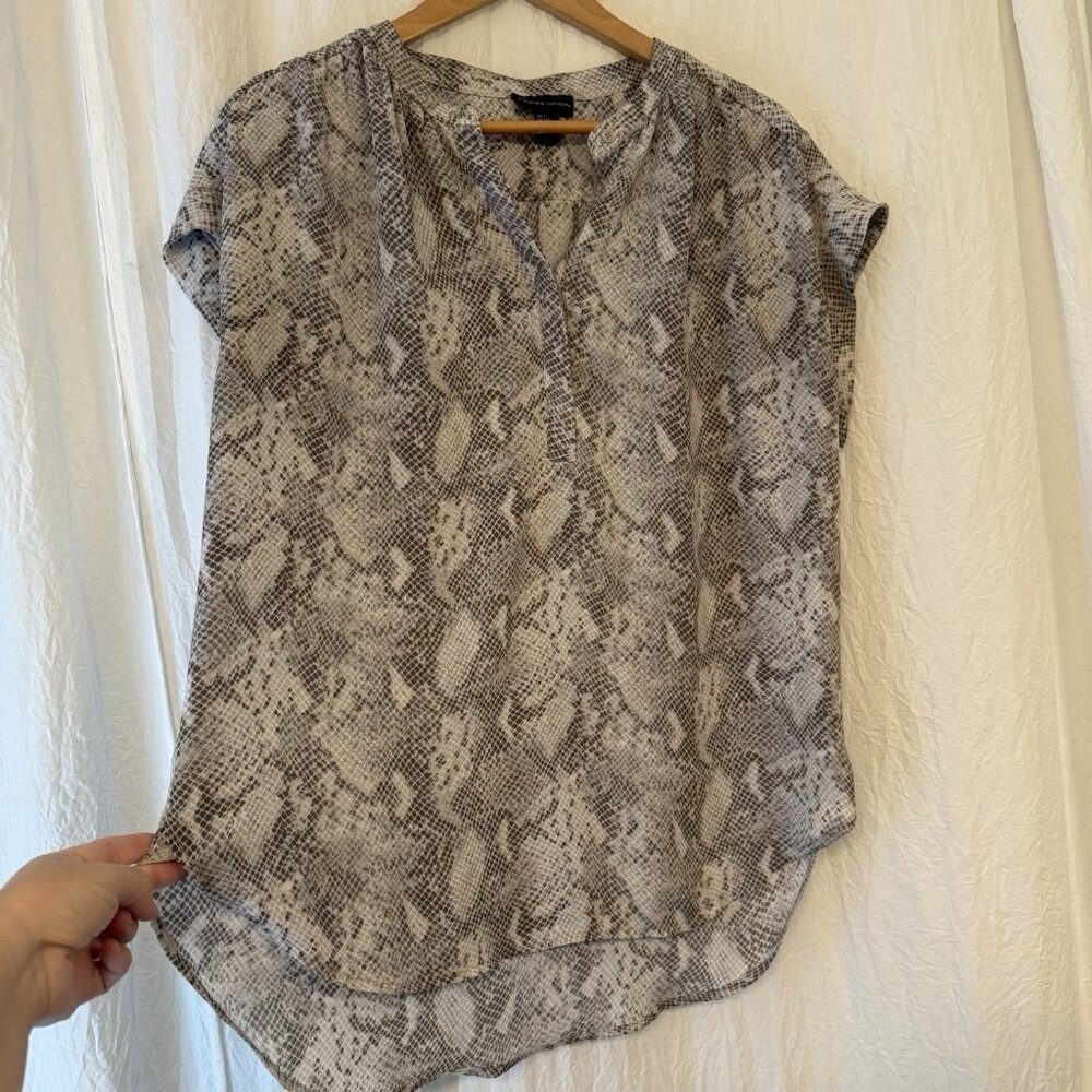 Adrienne Vittadini Size Large Cap Sleeve High Low Grey Snakeskin Print Top Shirt - Picture 3 of 7